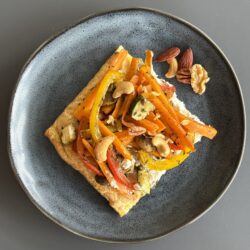 Plaattaart met groenten, ricotta en honing - De SmaakTuijn